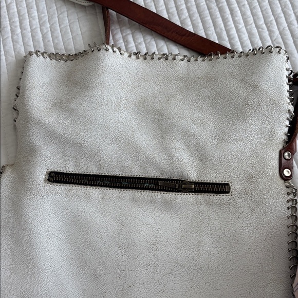 Fun leather and chain link crossbody - Picture 3 of 3